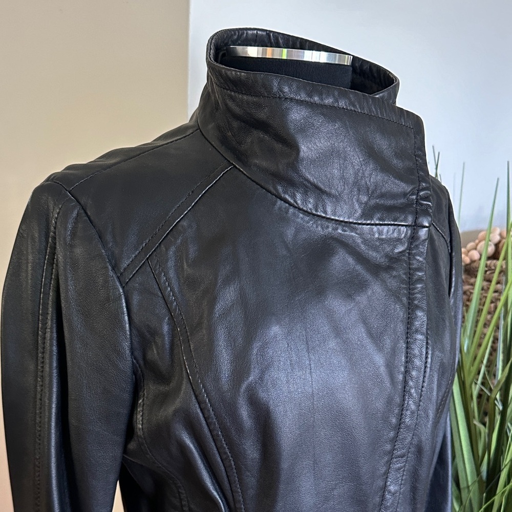 Danier Leather - Women's Black Leather Asymmetrical Zip Up Jacket - Medium - Picture 4 of 11